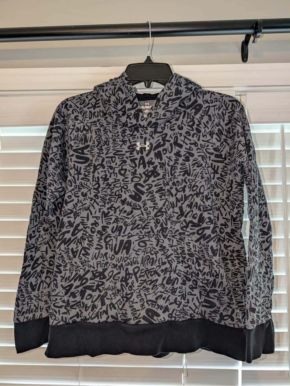 UNDER ARMOUR Gray Graffiti Print Front Pocket Hoodie SIZE YOUTH XL Pre Loved.